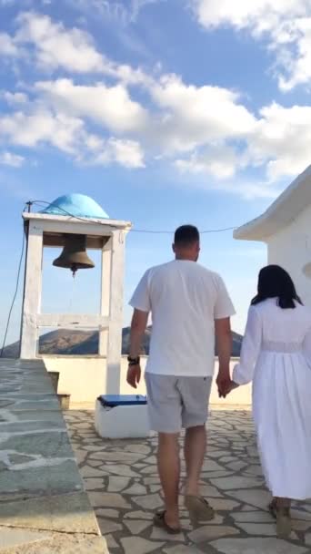 Casal desfrutando de vista para a arquitetura grega e paisagem da ilha de Lefkada — Vídeo de Stock