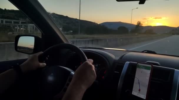Concept de voyage en voiture coucher de soleil au-dessus des montagnes speedway — Video