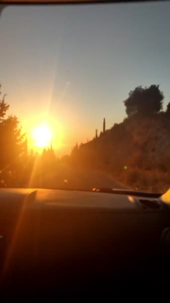 Voiture de conduite par route serrée au coucher du soleil — Video