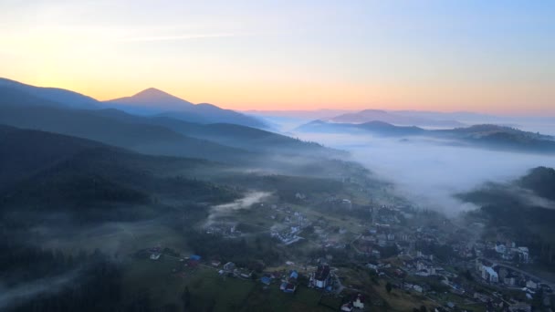 Amanecer por encima de la aldea de los Cárpatos en Ucrania — Vídeo de stock