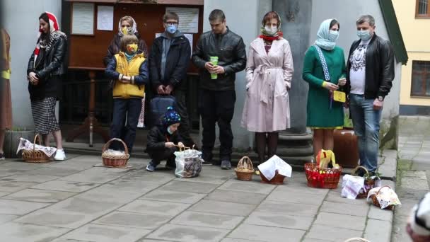 Lviv, Ukrayna - 2 Mayıs 2021: Sepetli Paskalya tatilcileri — Stok video
