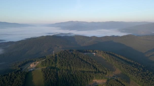 Vista aérea del amanecer por encima de la estación de esquí de Bukovel en verano — Vídeos de Stock