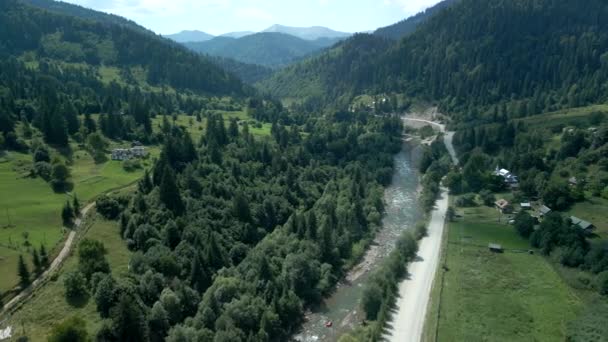 Vista aérea de las montañas arroyo del río en el bosque — Vídeo de stock