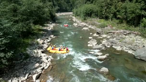 Vanuit de lucht uitzicht op de bergrivier. rafting extreme sport — Stockvideo