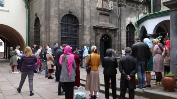 Lviv, Ukraine - Mai 2, 2021 : Pâques vacances personnes près de l'église avec paniers — Video