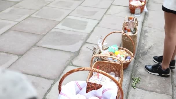 Lviv, Ucrânia - 2 de maio de 2021: feriados de Páscoa pessoas perto da igreja com cestas — Vídeo de Stock