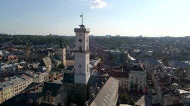 Lviv şehir merkezinde saat kulesi olan belediye binası.
