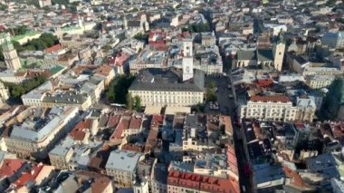 Lviv şehir merkezinde saat kulesi olan belediye binası.
