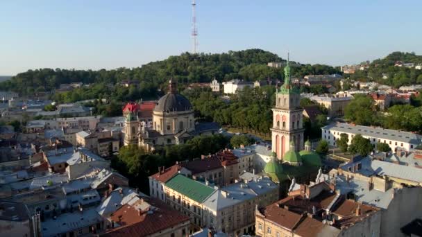 Disparos de aviones no tripulados de la ciudad de lviv a la hora de verano — Vídeos de Stock
