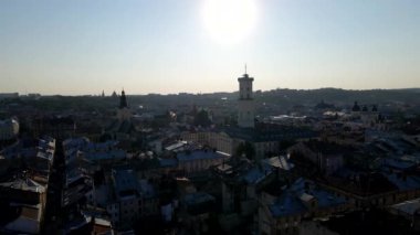 Lviv şehir merkezinde saat kulesi olan belediye binası.