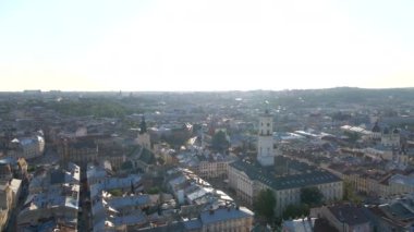 Lviv şehir merkezinde saat kulesi olan belediye binası.
