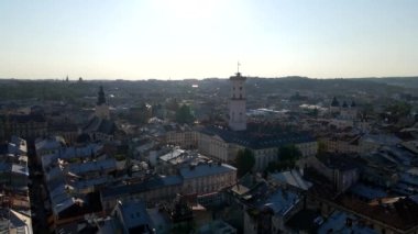 Lviv şehir merkezinde saat kulesi olan belediye binası.