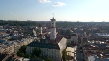 Lviv şehir merkezinde saat kulesi olan belediye binası.