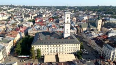 Lviv şehir merkezinde saat kulesi olan belediye binası.