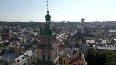 Yaz zamanı Lviv şehrinin insansız hava aracı görüntüleri.