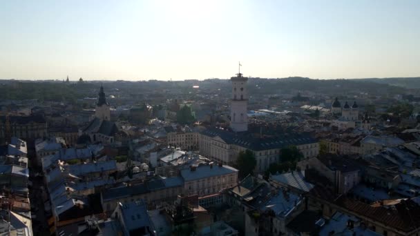 Lviv şehir merkezinde saat kulesi olan belediye binası. — Stok video