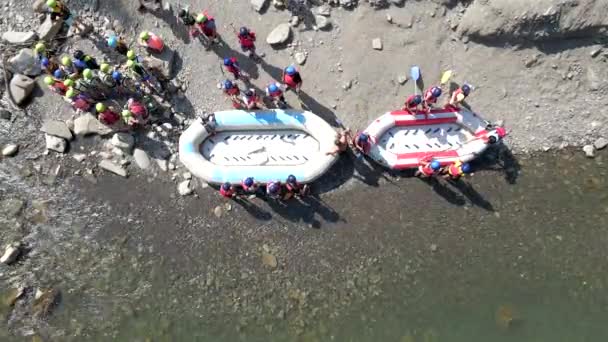 Pessoas rafting na montanha rio verão dia ensolarado — Vídeo de Stock