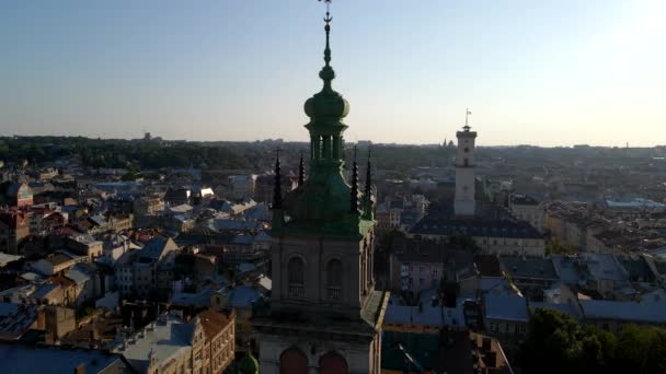 Disparos de aviones no tripulados de la ciudad de lviv a la hora de verano — Vídeo de stock