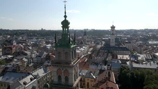 Disparos de aviones no tripulados de la ciudad de lviv a la hora de verano — Vídeo de stock