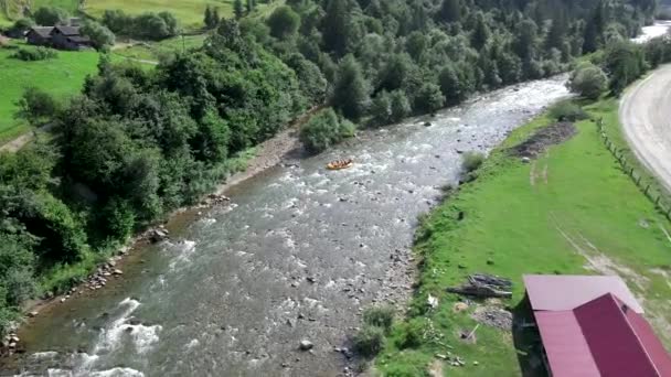 Mensen raften op berg rivier zomer zonnige dag — Stockvideo