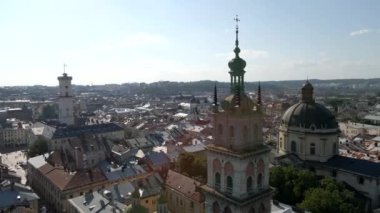 Yaz zamanı Lviv şehrinin insansız hava aracı görüntüleri.