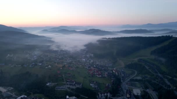 Východ slunce nad karpatskou vesnicí na Ukrajině — Stock video