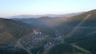 Yazın Bukovel kayak merkezinin üstündeki gün doğumunun hava görüntüsü