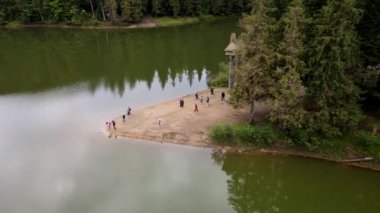 Yürüyüşçüler Karpat Dağları 'ndaki Synevyr Gölü' nü işaretlediler