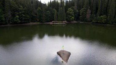 Turistlerle birlikte sinnevyr göl rıhtımlarının havadan görünüşü