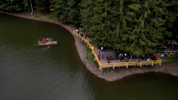 Vista aérea de piers lago synevyr com turistas — Vídeo de Stock