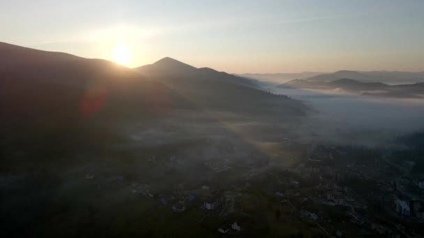 Východ slunce nad karpatskou vesnicí na Ukrajině — Stock video