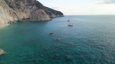 Yatı olan deniz sahili havadan görünüyor.