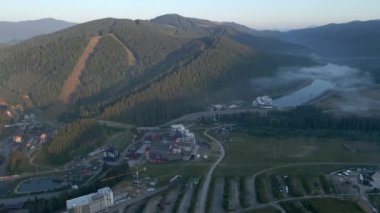 Sabah Karpatya dağlarındaki Bukovel köyünün hava manzarası