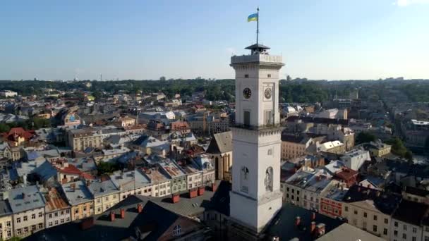Ayuntamiento con torre de reloj en el centro de la ciudad de Lviv — Vídeos de Stock