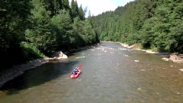 Persone rafting in montagna fiume estate giornata di sole — Video Stock