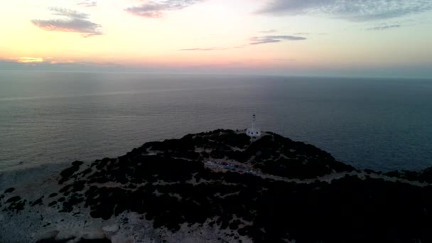 Vista aérea de la casa de luz lefkada al atardecer — Vídeos de Stock