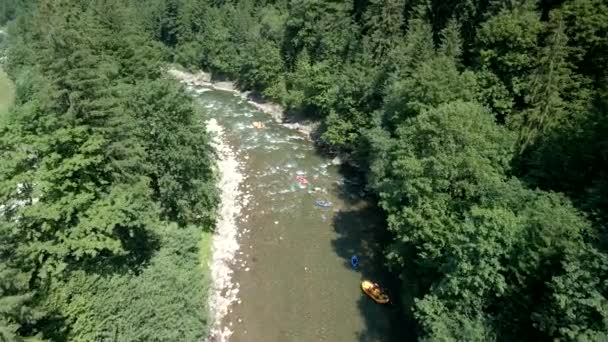 Vista aerea del fiume di montagna. rafting sport estremi — Video Stock