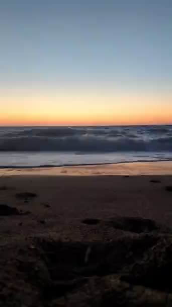 Jonge vrouw rennen naar de zee genietend van uitzicht op zonsondergang — Stockvideo