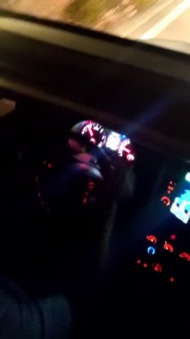 Yunan adasının açılır tavanlı araba yolculuğundan uzak dur.