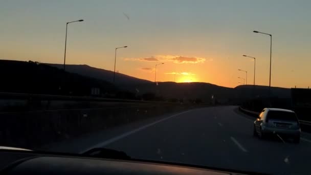Pohled na západ slunce nad dálnicí — Stock video