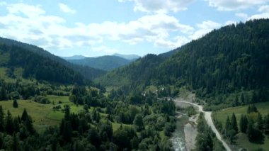 Ormandaki dağların nehir deresinin havadan görünüşü
