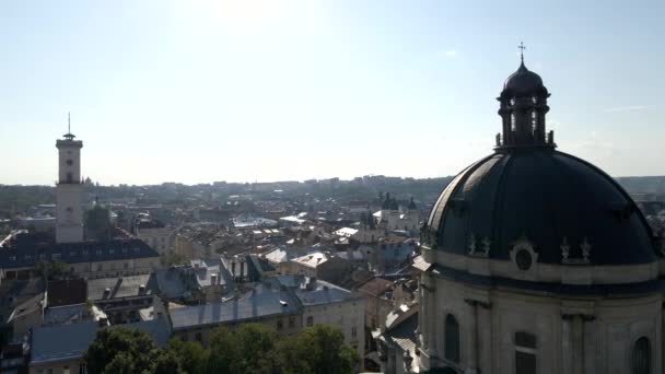 Disparos de aviones no tripulados de la ciudad de lviv a la hora de verano — Vídeos de Stock