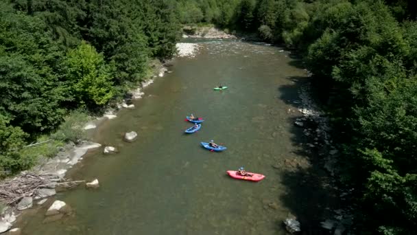 Luftaufnahme des Gebirgsflusses. Rafting Extremsport — Stockvideo