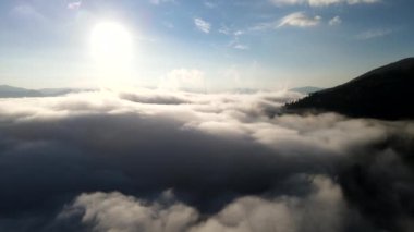 Bulutların üstünde mavi gökyüzü