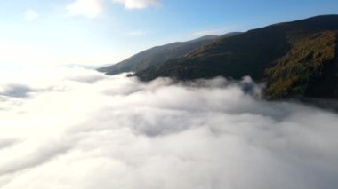 Bulutların üstündeki sonbahar karpati dağlarının havadan görünüşü
