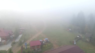 Sisli havada köyün hava manzarası