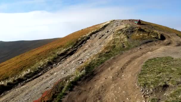 Εναέρια άποψη του δρόμου μονοπάτι προς την κορυφή των Καρπαθίων βουνών — Αρχείο Βίντεο
