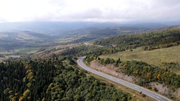 Vista aérea de la carretera en las montañas de los Cárpatos — Vídeo de stock