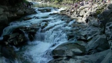 Ukrayna Karpat Dağları 'ndaki şelale manzarası