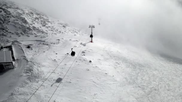 Widok z lotu ptaka na wyciąg narciarski w górach śnieżnych — Wideo stockowe